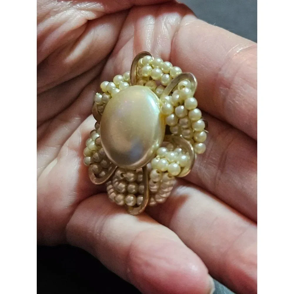 Gold tone vintage faux pearl brooch round